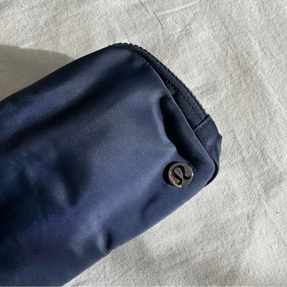 🆕 Lululemon Everywhere Belt Bag True Navy - Picture 3 of 6